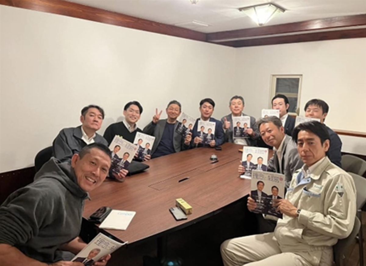 誌面を手に学び合う石野支部の皆さん