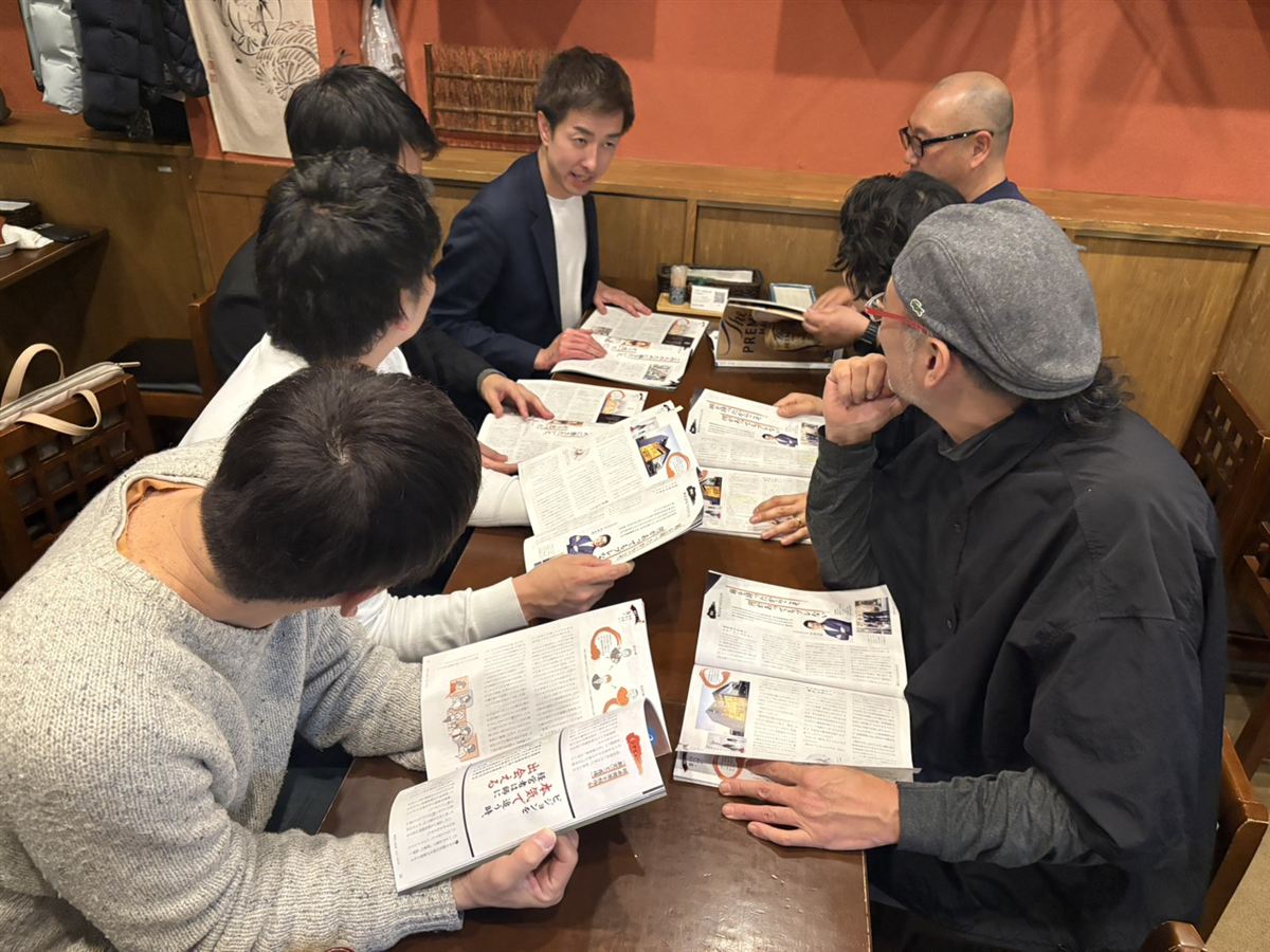 誌面を囲んで討議する北大阪支部の勉強会
